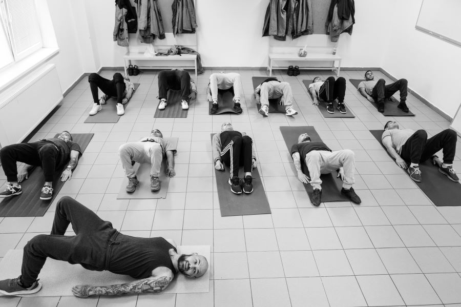 Práce choreografa Zdeňka Prokeše s příbramskými vězni (foto Alexandre Katsapov)