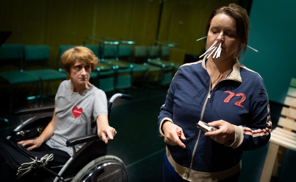 Radim Vizváry: V parku, zkouška – Zuzana Hrzalová a Halka Třešňáková (foto Jan Malíř)