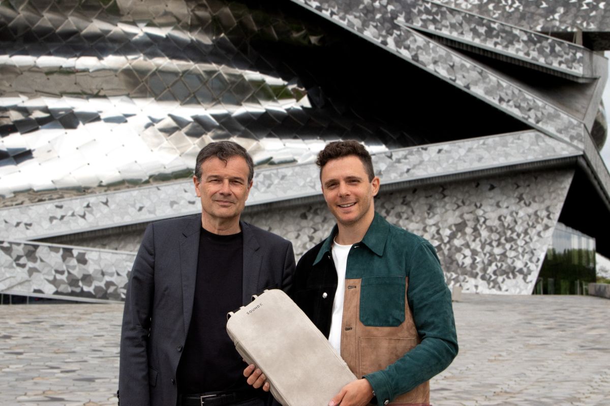 Ředitel Pařížské filharmonie Olivier Mantei a Damien Quintard představují vibrační batoh (zdroj SoundX)