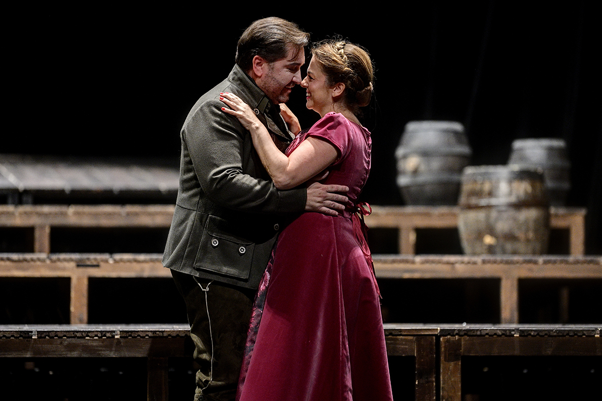 Bedřich Smetana: Tajemství, Národní divadlo moravskoslezské – Richard Samek (Vít, syn Kalinův, myslivec), Jana Sibera (Blaženka, dcera Malinova) (foto Martin Popelář)