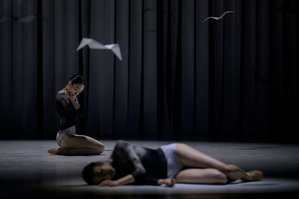 Robert Bondara: 4 Seasons, Avant-Garde, Balet Národního divadla – Natsuki Nishiyama a Nana Nakagawa (foto Serghei Gherciu)