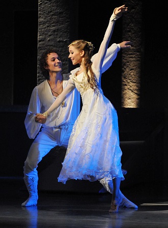 S. Prokofjev: Romeo a Julie - Petr Strnad (Romeo), Anna Srncová (Julie) - DJKT (foto DJKT)