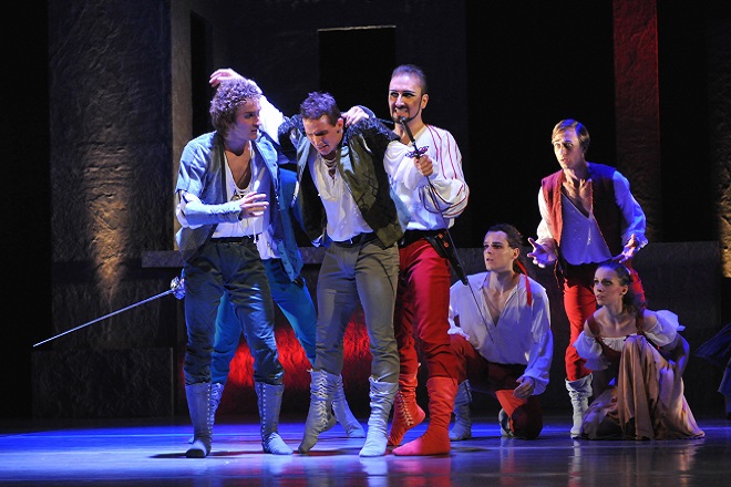 S. Prokofjev: Romeo a Julie - Petr Strnad (Romeo), Richard Ševčík (Merkucio), Martin Šinták (Tybalt) - DJKT (foto DJKT)