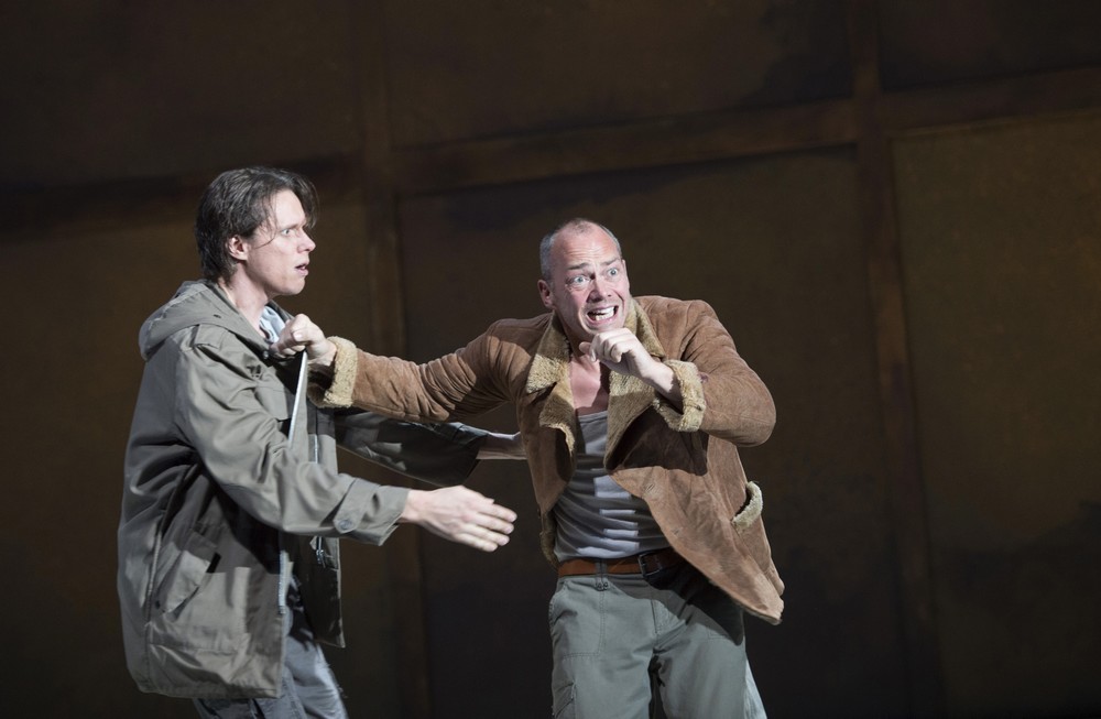 Salzburger Pfingstfestspiele 2015 – Ch.W.Gluck: Iphigenie en Tauride - Christopher Maltman (Oreste) a Topi Lehtipuu (Pylade) (foto SF Monika Rittershaus)