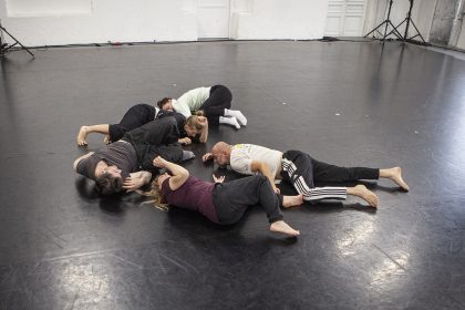 Scores jako nástroj kompozice: Vy/nalézání pohybových partitur. Choreografický workshop s Marthou Moore (foto Dragan Dragin)