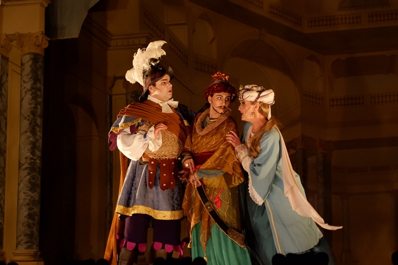 Musica Florea – Florea Theatrum, A. Vivaldi: Il Farnace, 17. července 2021: Selinda se vysmívá Aquiliovi a Gilademu pro jejich neschopnost milovat (foto Sofia Mayorga)