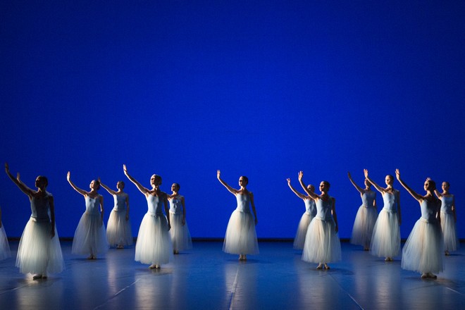 Made in USA - George Balanchine: Serenade - ND Brno 2015 (foto ND Brno/Ctibor Bachratý) Made in USA - George Balanchine: Serenade - ND Brno 2015 (foto ND Brno/Ctibor Bachratý)