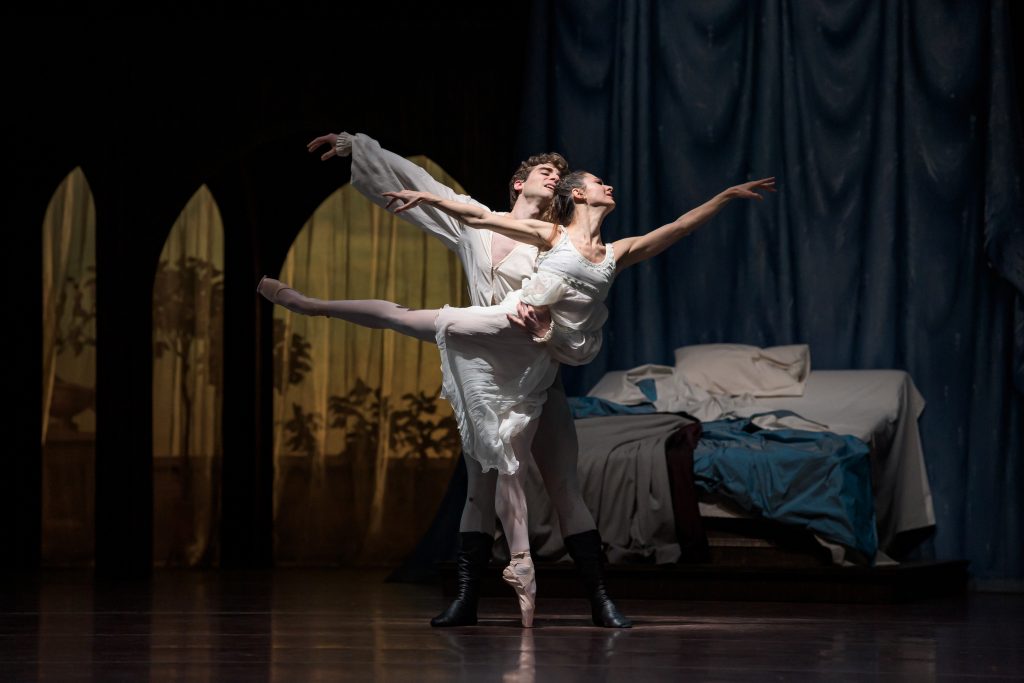 Sergej Prokofjev, John Cranko: Romeo a Julie, Národní divadlo – Federico Ievoli a Irina Burduja (foto Serghei Gherciu)