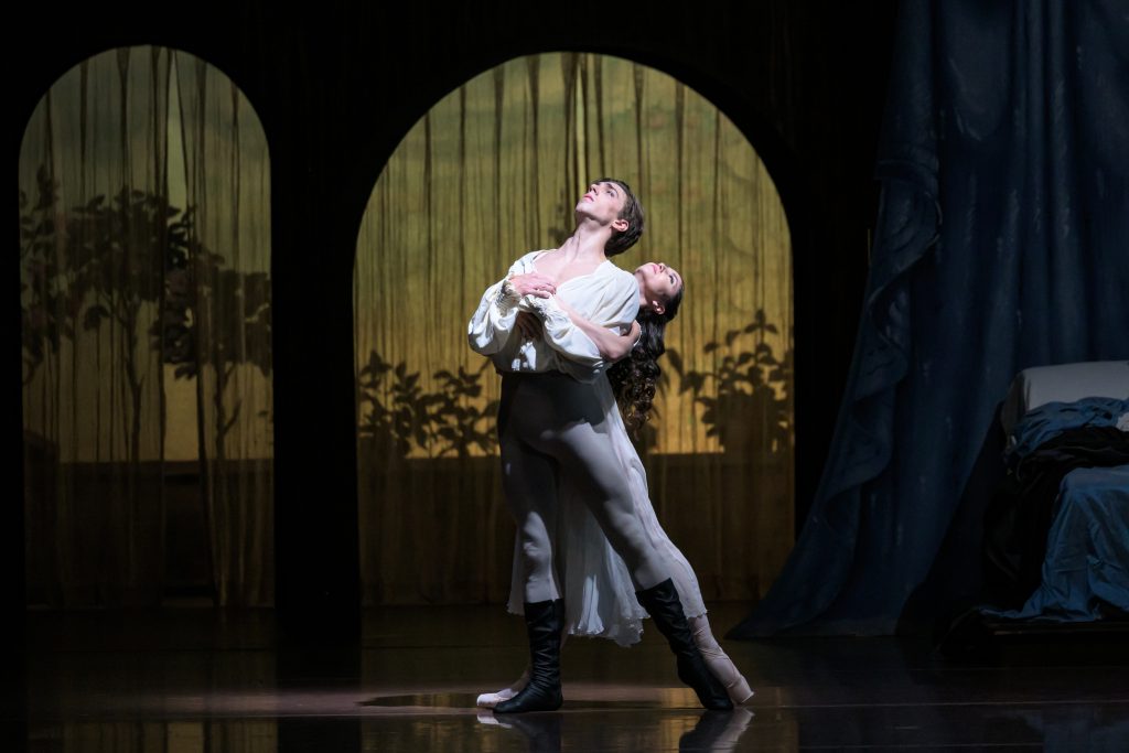 Sergej Prokofjev: Romeo a Julie, Balet Národního divadla – Nina Fernandes a Erivan Garioli (foto Serghei Gherciu)