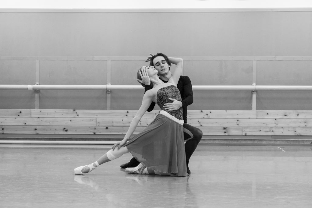 Sergej Prokofjev: Romeo a Julie, Moravské divadlo Olomouc, zkouška – Adéla Bendová a Iván Sánchez Fernández (foto Tereza Hrubá)