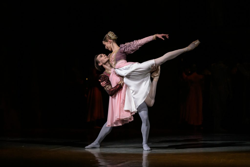 Sergej Prokofjev: Romeo a Julie, Moravské divadlo, Olomouc – Adéla Bendová a Iván Sánchez Fernández (foto Serghei Gherciu)