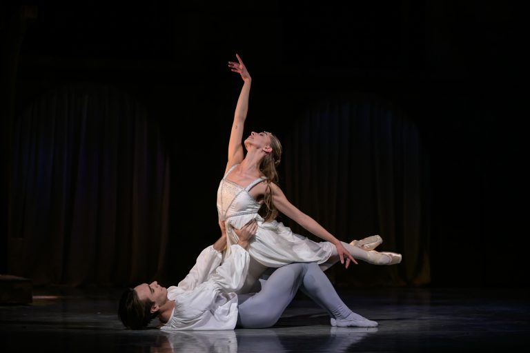 Sergej Prokofjev: Romeo a Julie, Moravské divadlo, Olomouc – Adéla Bendová a Iván Sánchez Fernández (foto Serghei Gherciu)