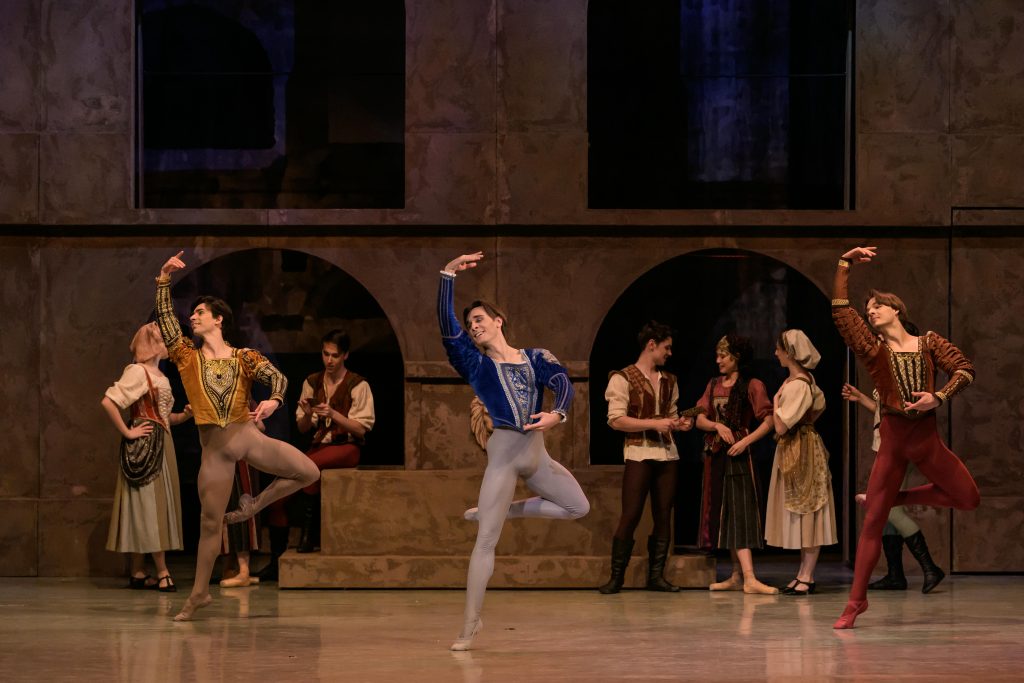 Sergej Prokofjev: Romeo a Julie, Moravské divadlo, Olomouc – Sergio Méndez Romero, Iván Sánchez Fernández a Ondřej Králíček (foto Serghei Gherciu)