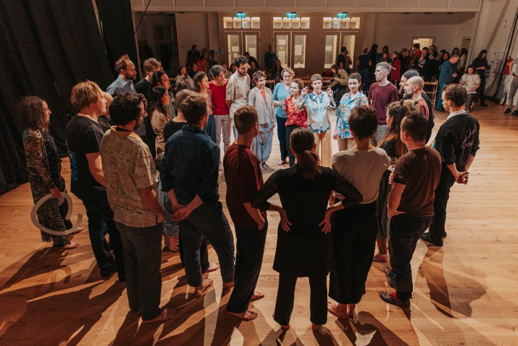 Setkání performerů okamžité kompozice Po pás, 20. posince 2025, Žižkostel (foto Tereza Jakoubková)