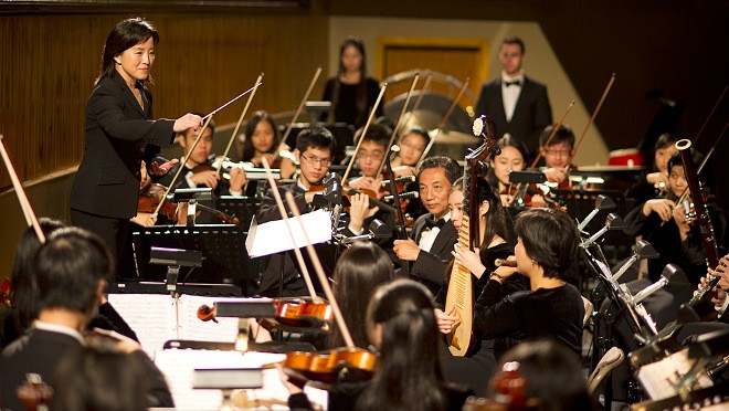 Tradiční čínské hudební nástroje uprostřed západního orchestru (foto ShenYun.com)