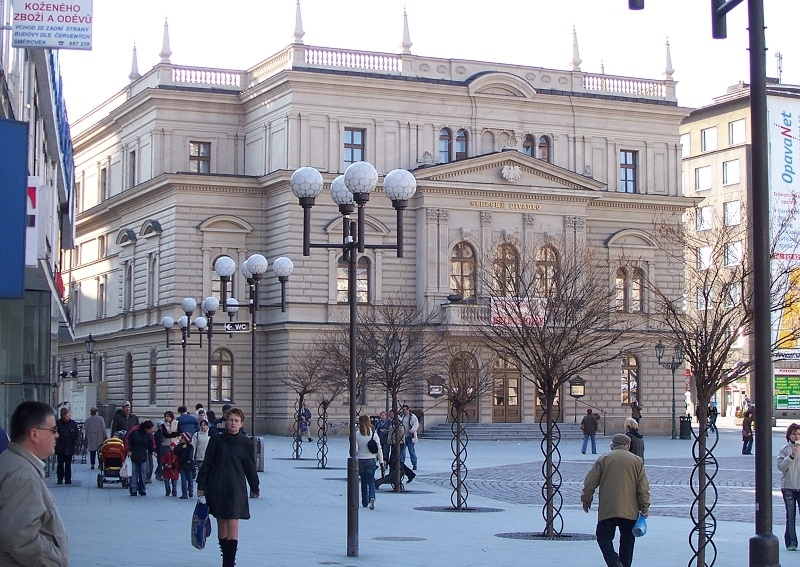 Slezske divadlo opava (foto Vlastimil Ott / Wikimedia Commons / Public domain)