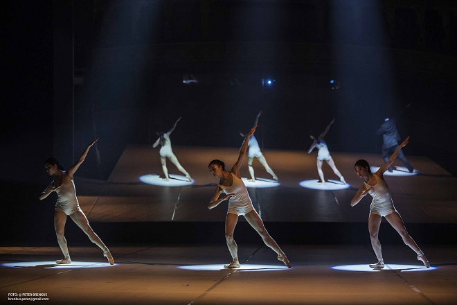 Ondrišová/Groll: Bess-Pocta Rudolfovi Labanovi - Sumire Shojima, Sakura Shojima, Reona Sato - SND Bratislava 2016 (foto © Peter Brenkus)