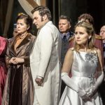 Národní divadlo Brno – Petr Iljič Čajkovskij, Evžen Oněgin: Svatopluk Sem (Oněgin), Linda Ballová (Taťána) a sbor (foto Patrik Borecký)