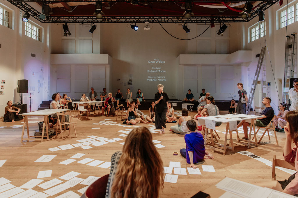 Sympozium Inner Speech as a Stage Gesture in Instant Composition – Bettina Neuhas a Eva Karczag: Along the Lines, Žižkostel, Praha (foto Tereza Jakoubková)