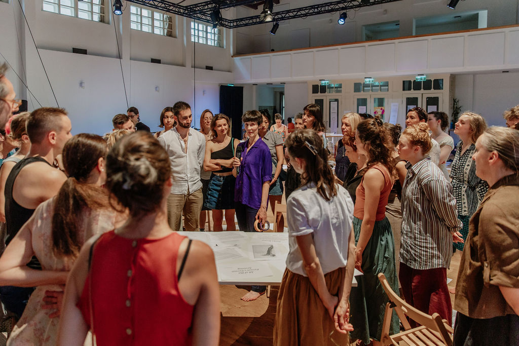 Sympozium Inner Speech as a Stage Gesture in Instant Composition – Bettina Neuhas a Eva Karczag: Along the Lines, Žižkostel, Praha (foto Tereza Jakoubková)