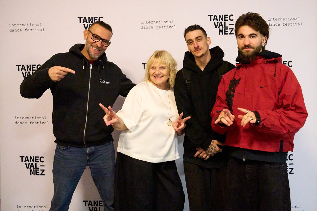 TANEC VALMEZ – ředitelka festivalu Milada Borovičková a tanečníci Compagnie Käfig (foto Ubald Rutar)