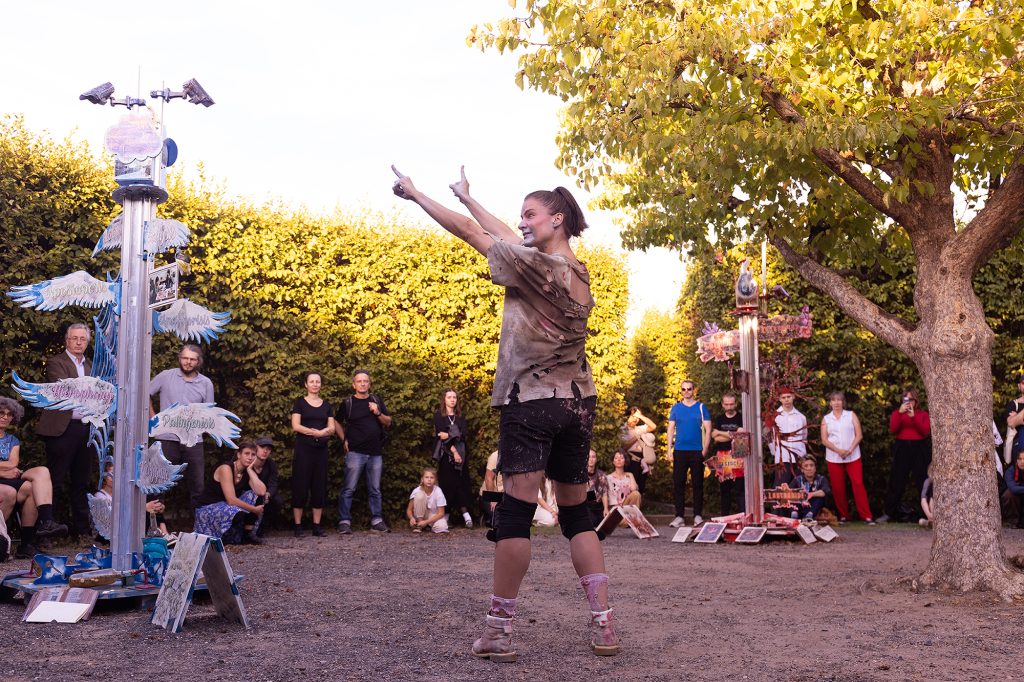 Tanec v galerii: Labyrint, SE.S.TA a Galerie hl. m. Prahy: performance Hany Polanské, 28. září 2026, Zámek Troja – park, Praha (foto Adéla Vosičková)