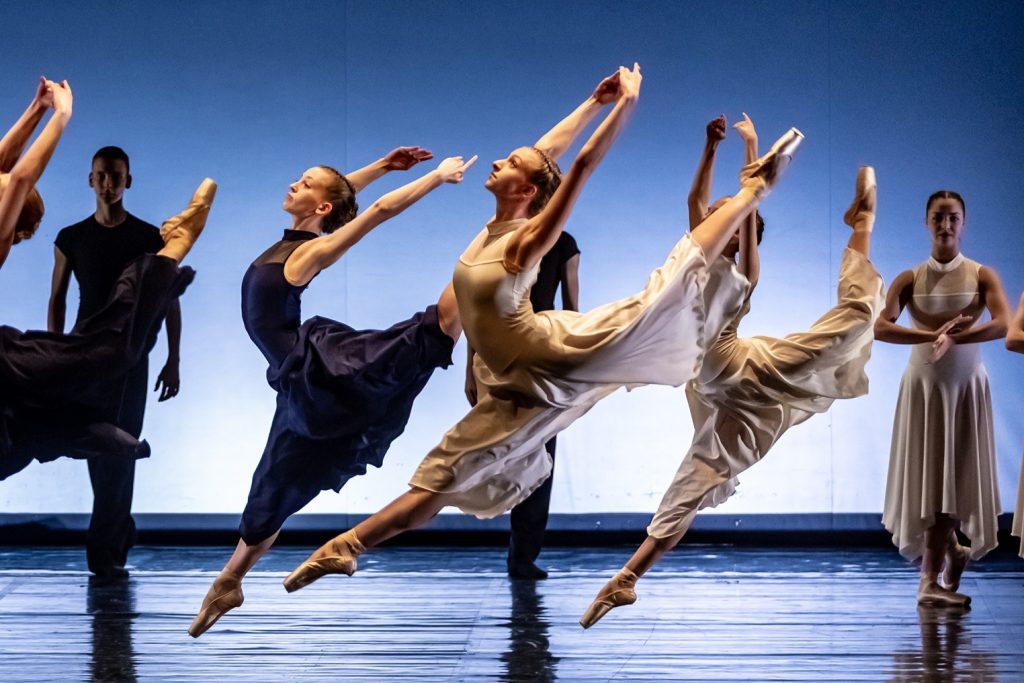 Taneční centrum Praha: Vánoční taneční scéna (foto Martin Divíšek)
