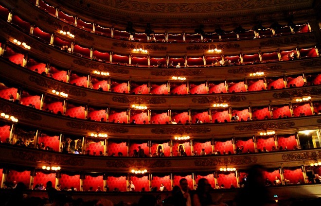 Teatro alla Scala - pôsobivá chvíľa pred začiatkom predstavenia, keď sa stmieva hľadisko (foto Pavol Juráš)