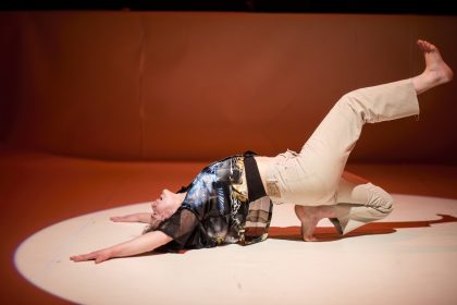 Temporary YOUNG: One Gesture (foto Vojtěch Brtnický)