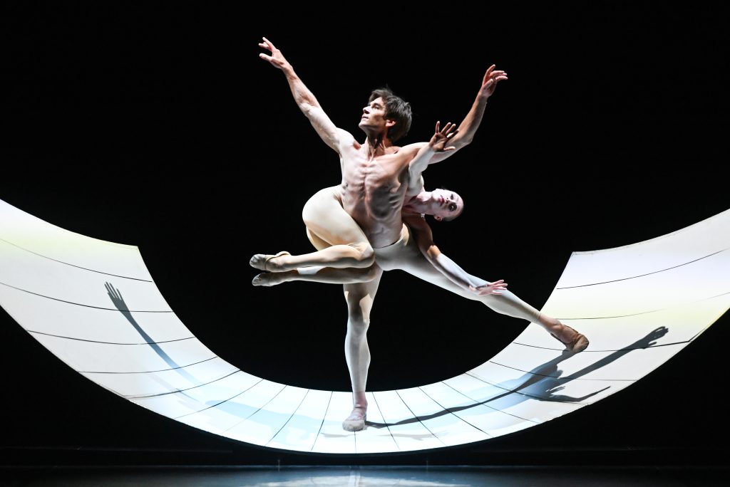 Tribute to Tetley – Glen Tetley: Ricercare, Opernhaus Stuttgart – Anna Osadcenko a Friedemann Vogel (zdroj Stuttgarter Ballett)