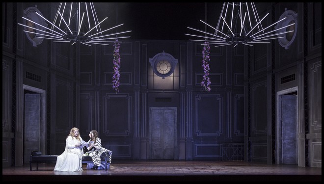 Umberto Giordano: Andrea Chénier - Anda-Louise Bogza (Maddalena z Coigny) a Kateřina Jalovcová (Bersi) - ND Praha 2016 (foto Patrik Borecký)