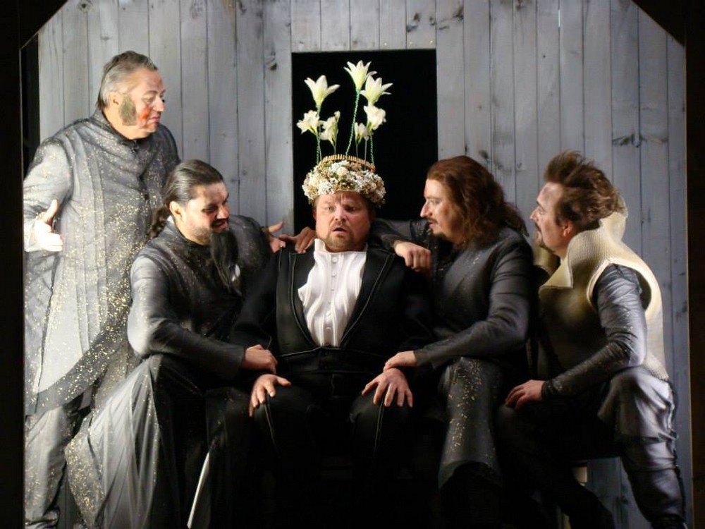 Leoš Janáček: Výlety páně Broučkovy – Václav Morys (Vojta od Pávů), Martin Gurbal´ (Domšík od Zvonu), Arnold Bezuyen (Matěj Brouček), Jiří Hájek (Vacek Bradatý) a Martin Šrejma (Miroslav Zlatník) – Divadlo Antonína Dvořáka Ostrava 2014 (foto Daniel Jäger)