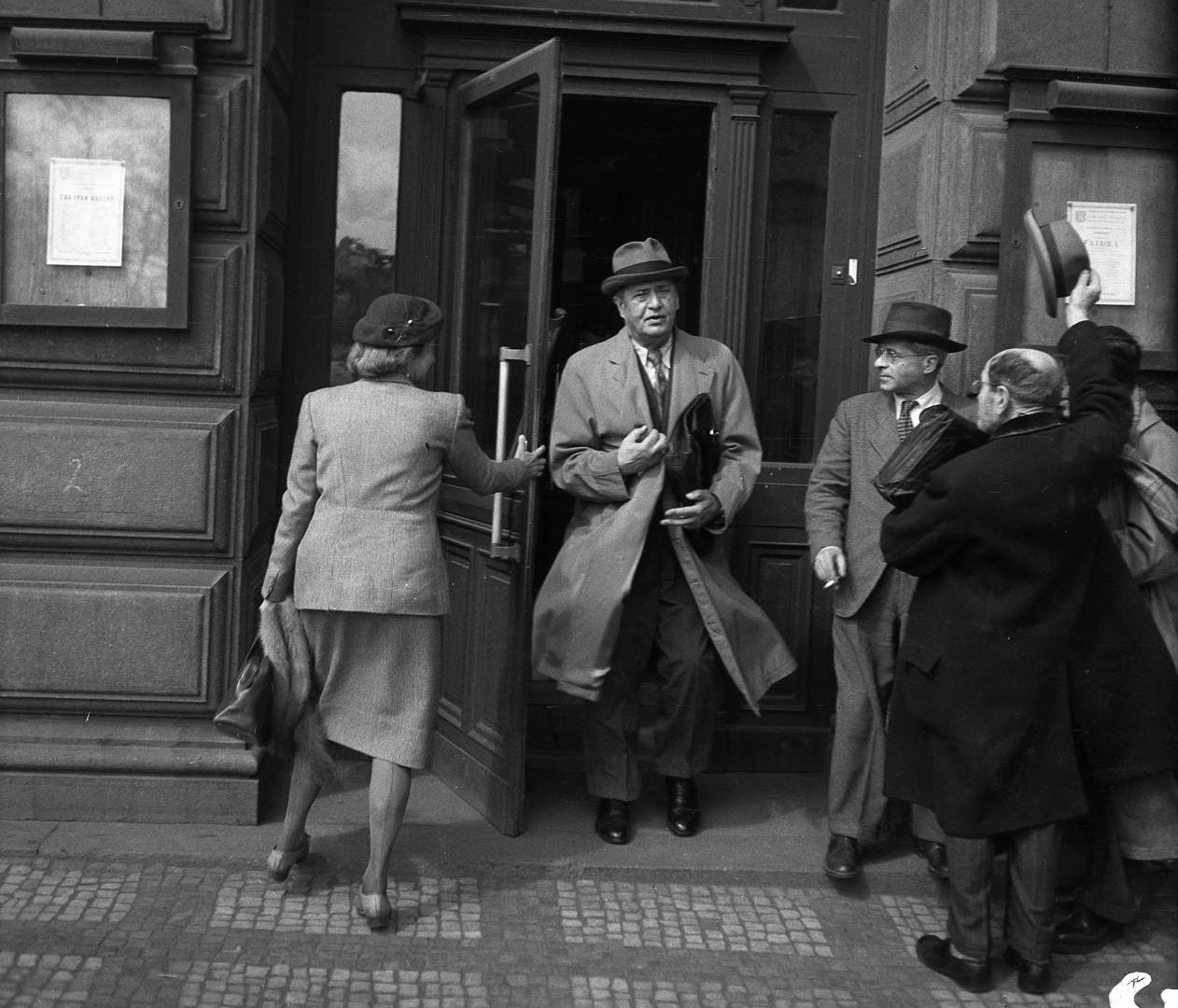 Václav Talich vychází z Národního divadla (zdroj Archiv B&M Chochola)
