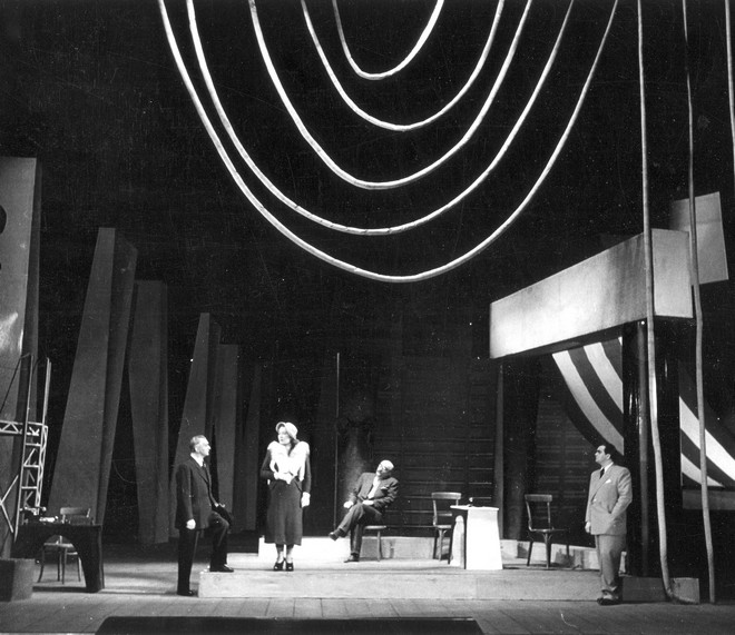 Leoš Janáček: Věc Makropulos - Géza Fischer (Jaroslav Prus), Emilie Zachardová (Emilia Marty), Eduard Hrubeš (JUDr. Kolenatý), Antonín Jurečka (Albert Gregor) - ND Brno 1948 (foto archiv ND Brno)