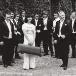 Východočeský státní komorní orchestr, dirigent Josef Vlach a japonská houslistka Shizuka Ishikawa (zdroj Komorní filharmonie Pardubice)