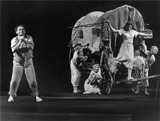 Wolfgang Amadeus Mozart: Kouzelná flétna - Rudolf Asmus (Papageno), Helena Tattermuschová (Papagena) - ND Praha 18.1.1957 (foto Jaromír Svoboda)