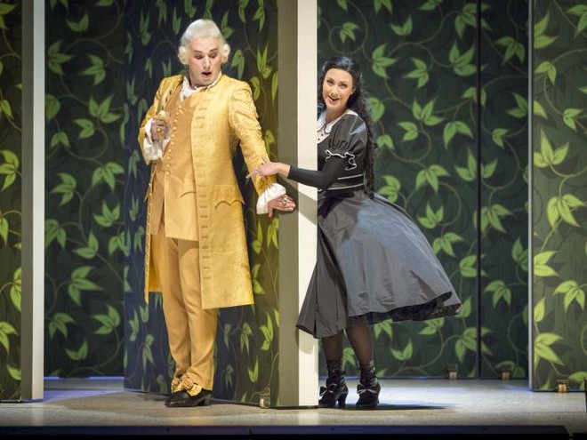Wolfgang Amadeus Mozart: Le nozze di Figaro - Alec Avedissian (Graf Almaviva), Susanne Langbein (Susanna) - Tiroler Landestheater Innsbruck 2016 (zdroj landestheater.at)