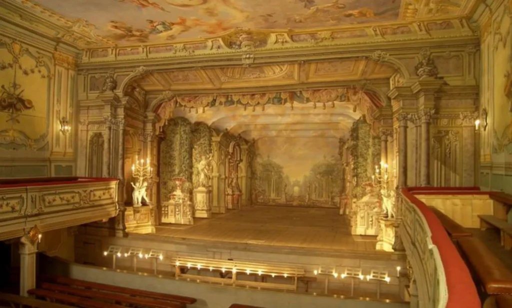 Zámek Český Krumlov, V. zámecké nádvoří, pohled do interiéru divadla (zdroj Teatrologická společnost)