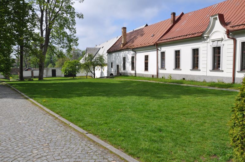 Zámek Žďár – 2. nádvoří před školou (foto archiv SE.S.TA)