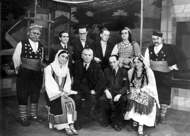 Jakov Gotovac: Ženich z onoho světa - (zleva sedící) Marie Řezníčková, Václav Jiříkovský, Jakov Gotovac, Štěpánka Jelínková; (stojící) Leonid Pribytkov, Ivo Váňa Psota, Antonín Balatka, Emil Olšovský, Václav Bednář - ND Brno 1936 (foto archiv ND Brno)