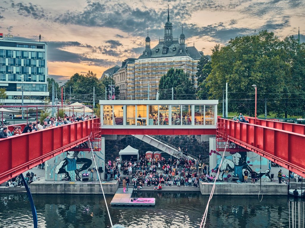 Žonglobalizace – publikum sleduje novocirkusové vystoupení na plzeňské náplavce, 2025 (foto Míra Hruška)