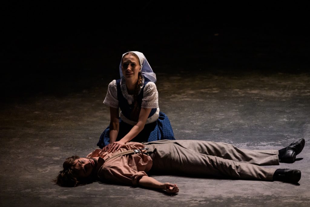 Zuzana Lapčíková, Hana Litterová: Želary, Moravské divadlo Olomouc – Adéla Bendová a Aurélien Jeandot (foto Serghei Gherciu)