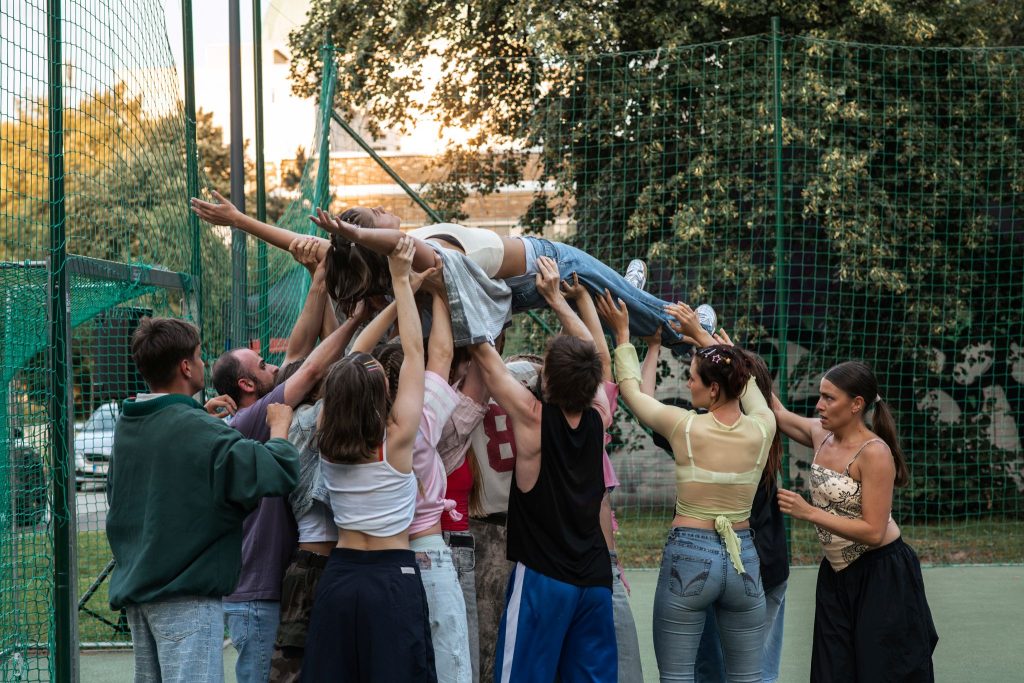 Katarína Čillíková, Barbora Janák: Broken Hearted (not just girls, tomboys and Viki), park Čerešňový sad, Bratislava (foto Barbara Kollárová)