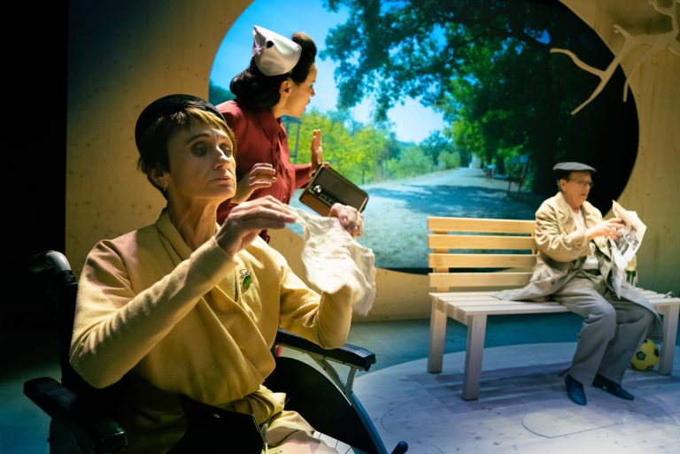 Radim Vizváry: V parku, Laterna magika, La Fabrika – Zuzana Hrzalová, Halka Třešňáková a Josef Kotěšovský (foto Jan Malíř)