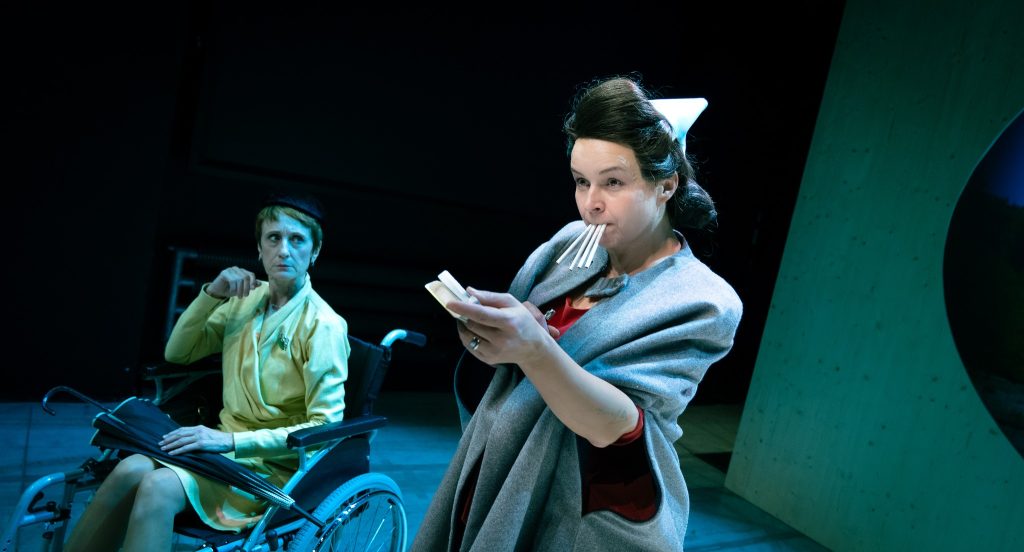 Radim Vizváry: V parku, Laterna magika, La Fabrika – Zuzana Hrzalová a Halka Třešňáková (foto Jan Malíř)