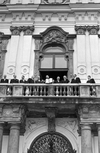 15. května 1955: ministr zahraničních věcí Leopold Figl ukazuje z balkonu zámku Belvedere podepsanou Státní smlouvu. Vídeň, 1955 (foto © Erich Lessing)