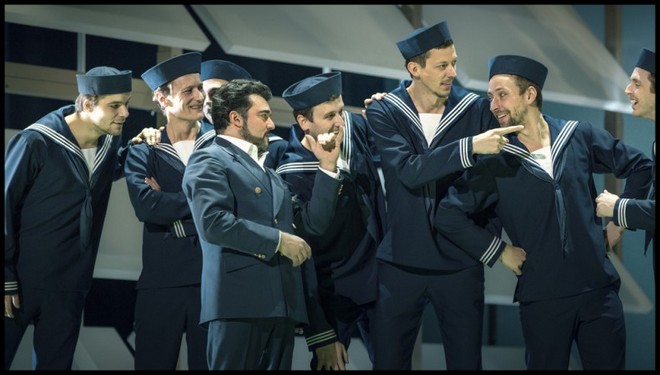 Giacomo Puccini: Madama Butterfly - Luciano Mastro (Pinkerton) a členové Sboru Státní opery - ND Praha 2016 (foto Patrik Borecký)