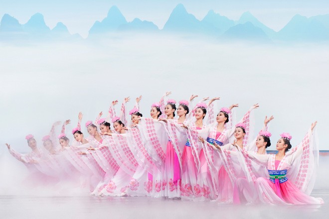 Nebeské víly s lotosovými květy (foto ShenYun.com)