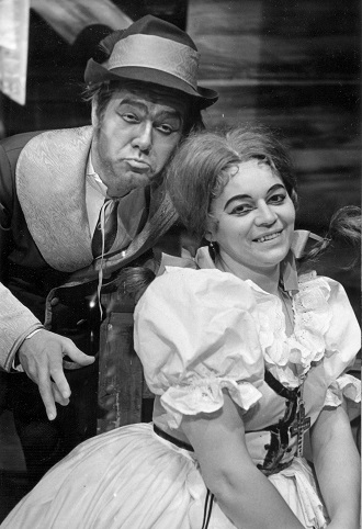 G.Puccini: Tosca - Eva Gebauerová-Phillips (Tosca), Čeněk Mlčák (Baron Scarpia) - SD 1979 (foto Vladimír Dvořák)