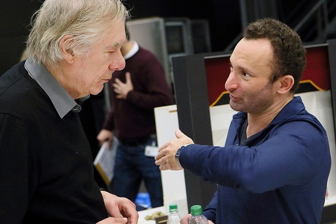 ze zkoušek Srnkova Jižního pólu v Bavorské státní opeře: režisér Hans Neuenfels a dirigent Kirill Petrenko (foto Bavorská státní opera)